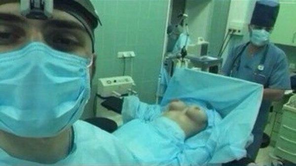 Студент-медик организовал онлайн-трансляцию из операционной с голой пациенткой