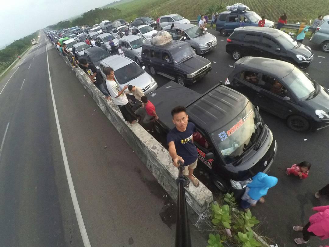 В Индонезии в автомобильной пробке умерли 18 человек