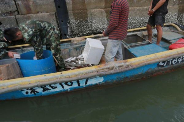 Китайские таможенники изъяли у рыбаков очень крупный улов