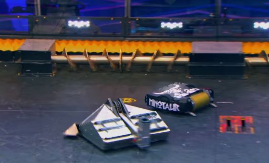 «Кузнец» против «Минотавра»: эпичный бой роботов на шоу BattleBots