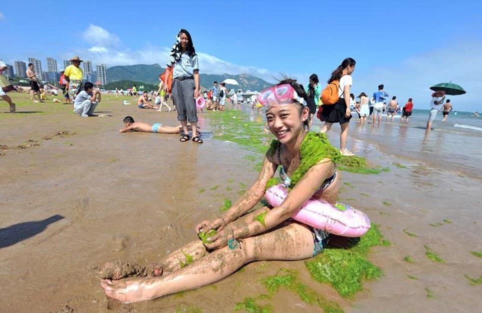 Тонны водорослей не мешают китайцам отдыхать