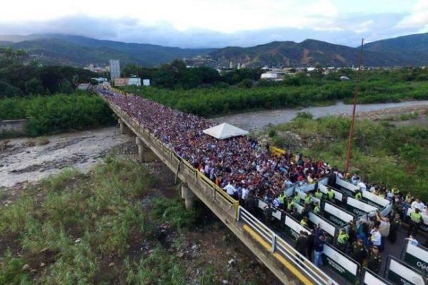 Более 100 тысяч венесуэльцев пересекли границу с Колумбией ради возможности купить продукты