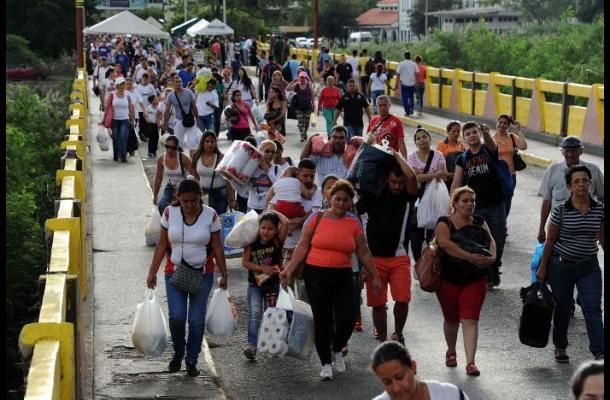 Более 100 тысяч венесуэльцев пересекли границу с Колумбией ради возможности купить продукты