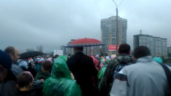 Участники крестного хода раскачали мост в Екатеринбурге