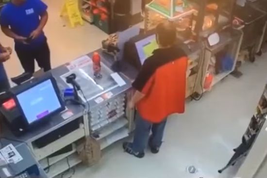 Отважный кассир в супермаркете выхватил дробовик из рук грабителя