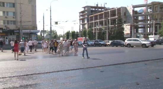 В центре Волгограда горожане «залипают» в полосе препятствий из горячей смолы