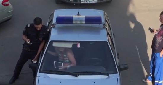 Буйная девушка выдавила лобовое стекло в автомобиле полиции на северо-западе Москвы