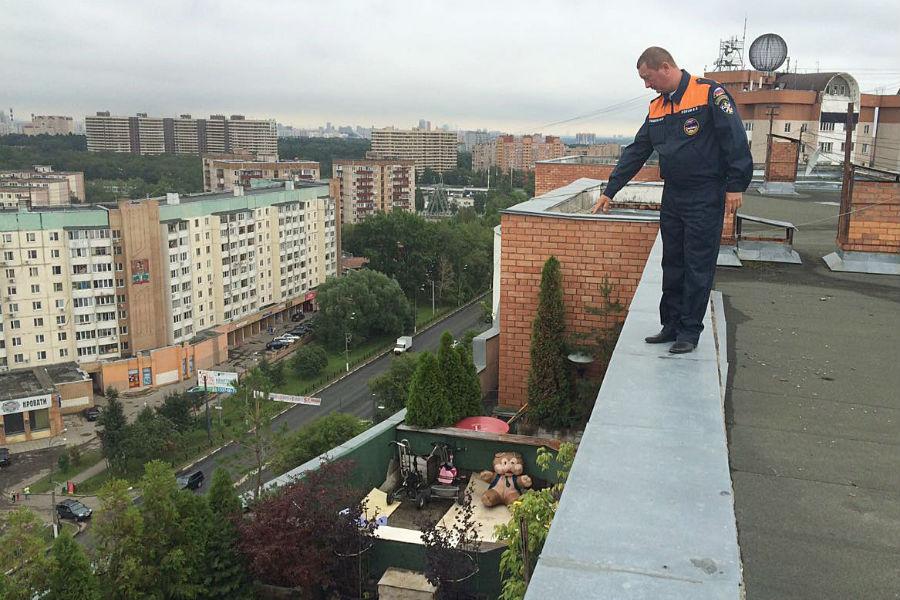 Житель Подмосковья устроил на крыше многоэтажки зону отдыха с бассейном, лежаками и деревьями