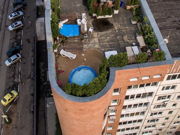 Житель Подмосковья устроил на крыше многоэтажки зону отдыха с бассейном, лежаками и деревьями