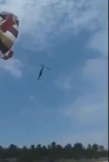 Мужчина разбился насмерть из-за неисправной конструкции парашюта на празднике в Индии