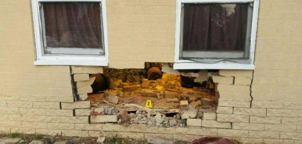 Водитель пробил стену дома, в котором обнаружился куст конопли, выращенный гидропоникой