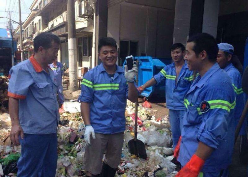 Шанхайские дворники три часа копались в пяти тоннах мусора, чтобы найти потерянный туристами iPhone