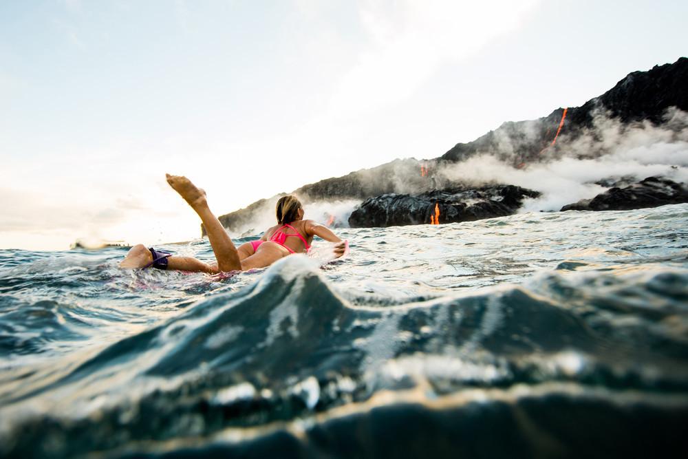 Плаванье в океане с лавой на Гавайях