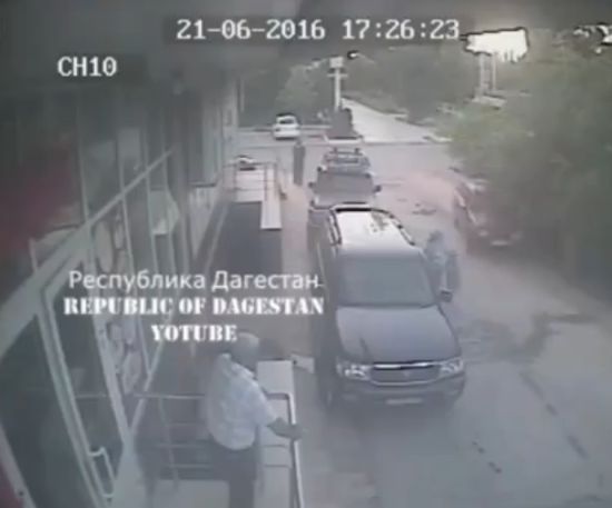 В Дагестане пьяный водитель сбил женщину с ребенком