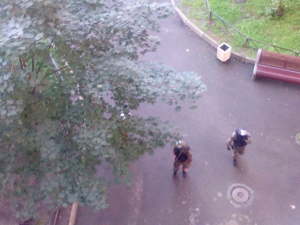 В жилом доме в Петербурге при задержании предполагаемых террористов произошло несколько взрывов