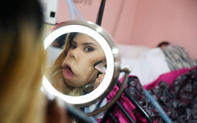 Видеоблоггер с опухолью на лице постигает высоты мастерства макияжа