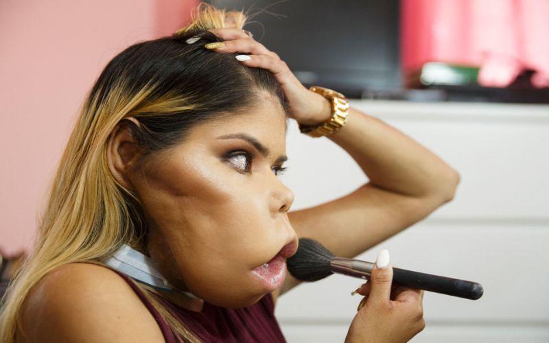 Видеоблоггер с опухолью на лице постигает высоты мастерства макияжа