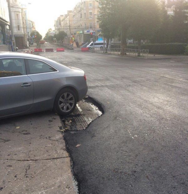 Рязань. Часть дороги на улице Введенской не отремонтировали из-за припаркованного автомобиля