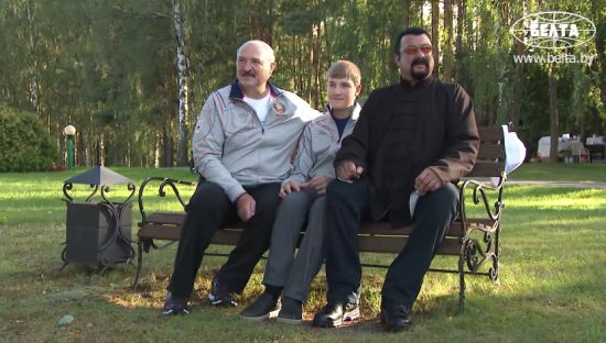 Картофель, сало и арбуз: Лукашенко принял в загородной резиденции актёра Стивена Сигала