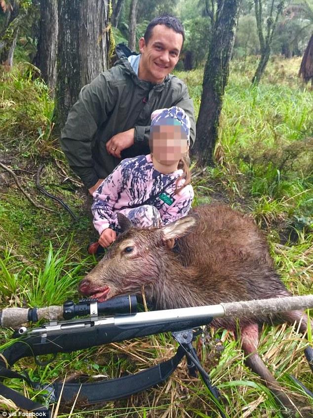 Новозеландский охотник скормил дочери теплое сердце убитого им оленя