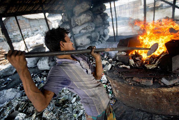 Адский труд работников алюминиевого завода в Бангладеш