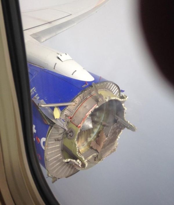 На пассажирском самолета взорвался двигатель прямо во время полета