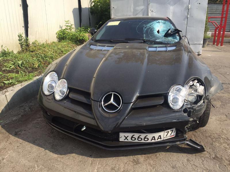 Водитель Mercedes-Benz SLR McLaren сбил двух человек, бросил автомобиль и скрылся