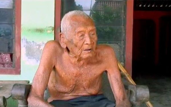 В Индонезии нашли дедулю, которому без малого полтора столетия