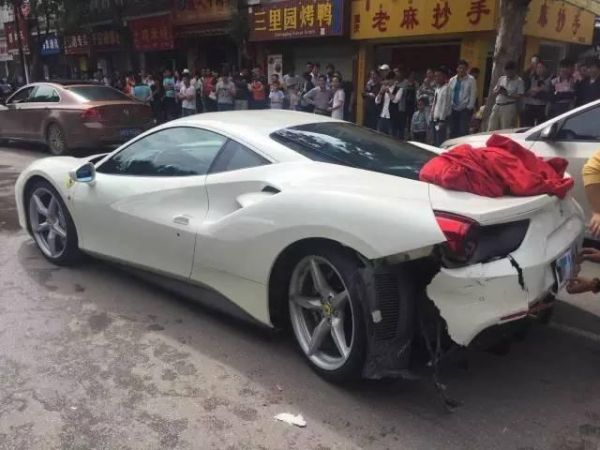 Два Ferrari разбиты в попытке не задавить щенка на дороге