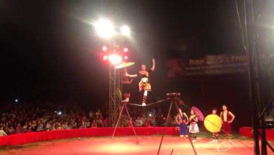 Номер с хождением по канату в китайском цирке закончился провалом