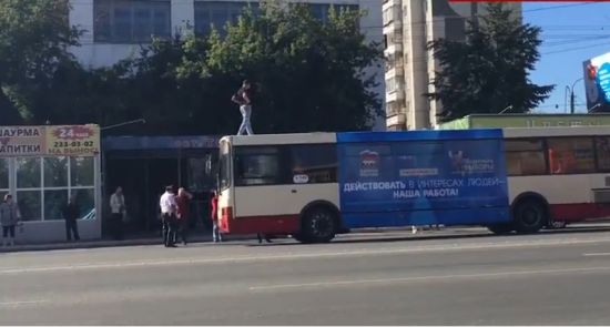 В Челябинске неадекватный пассажир устроил драку на крыше автобуса