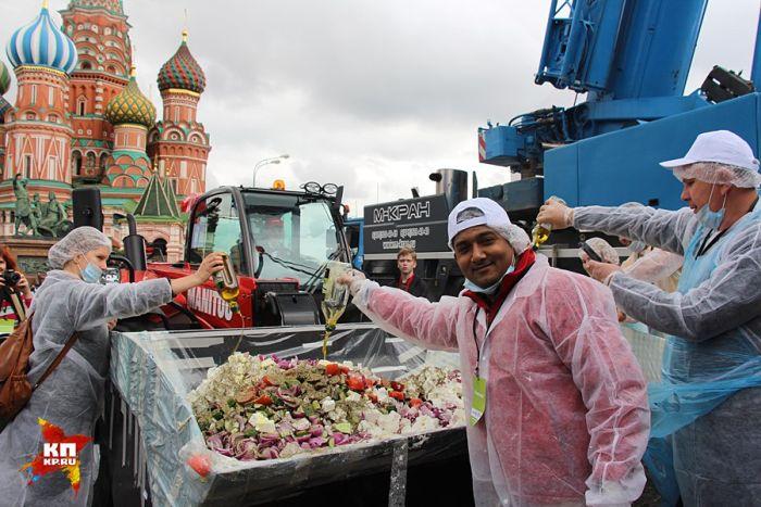 В Москве приготовили самый большой в мире греческий салат