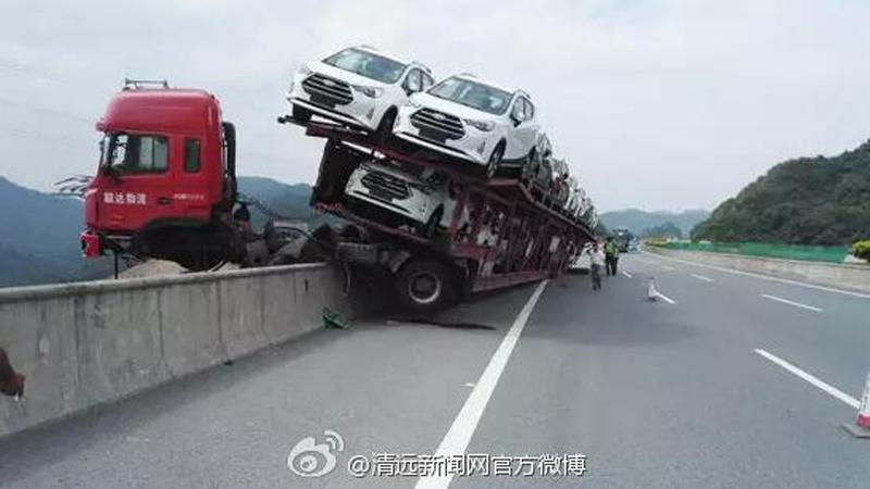 В Китае автовоз чудом не сорвался в пропасть и красиво завис над эстакадой