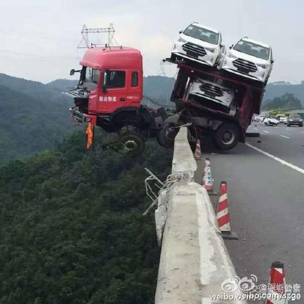 В Китае автовоз чудом не сорвался в пропасть и красиво завис над эстакадой