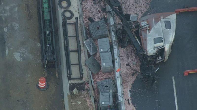 Перевернувшийся грузовик высыпал на трассу 18 тонн мелочи