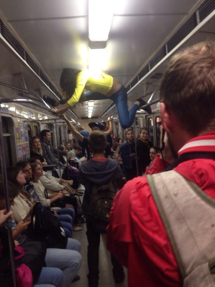 В минском метро девушка зачем-то села на шпагат между поручнями
