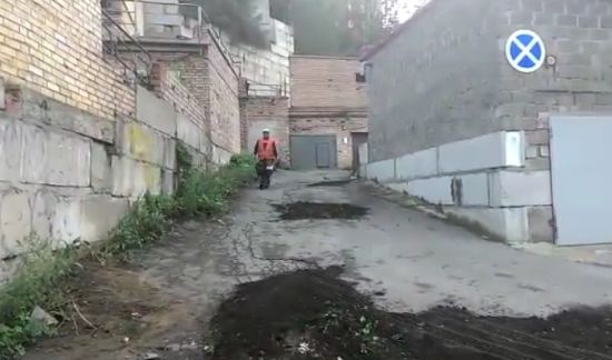 Во Владивостоке дорожные ямы «заасфальтировали» землёй с газона