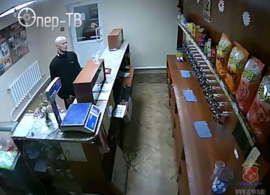 В Кемеровской области вооруженный автоматом преступник украл бутылку пива