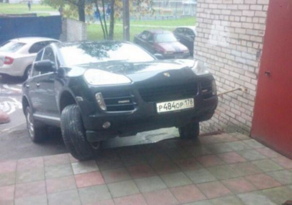 В Петербурге водитель припарковал "Порше" прямо на лестнице подъезда
