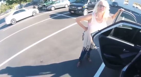 «Остерегайся идиотов»: в США женщина пожелала сыну безопасной дороги, а затем врезалась в него