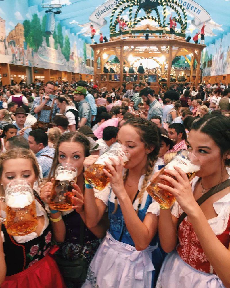 Задорные девушки хлещут пиво на "Октоберфесте-2016"