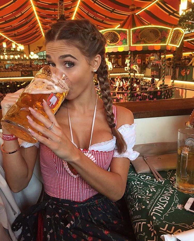 Задорные девушки хлещут пиво на "Октоберфесте-2016"