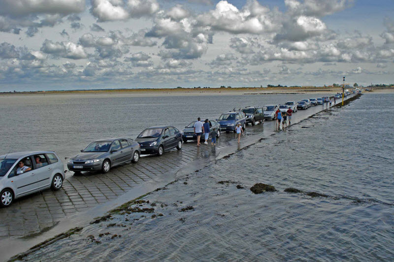 Дорога во Франции, которая исчезает под водой дважды в день