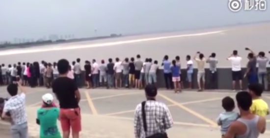 В Китае высокая приливная волна накрыла несколько десятков человек на набережной