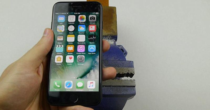 Владельцы iPhone 7 повелись на розыгрыш и просверлили в новых телефонах дырку для наушников
