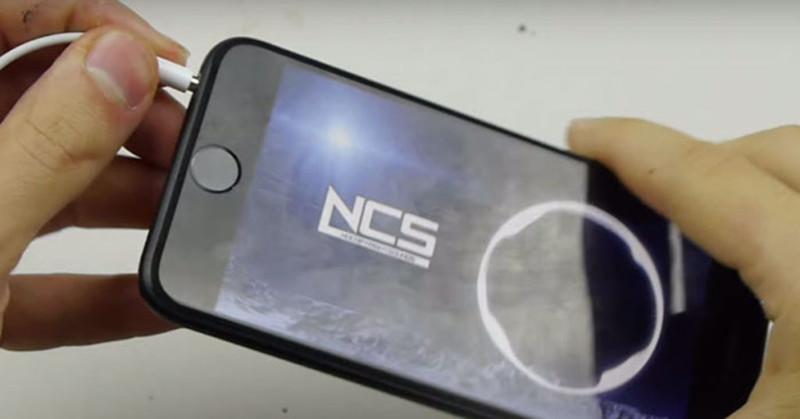 Владельцы iPhone 7 повелись на розыгрыш и просверлили в новых телефонах дырку для наушников