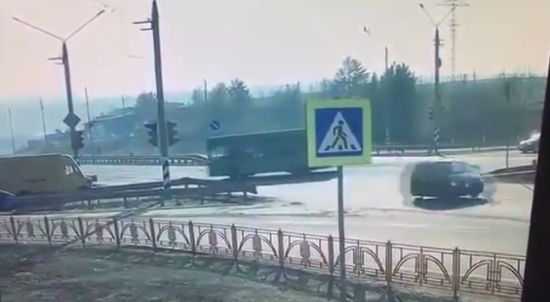 Появилось видео лобового столкновения маршрутки и грузовика в Братске