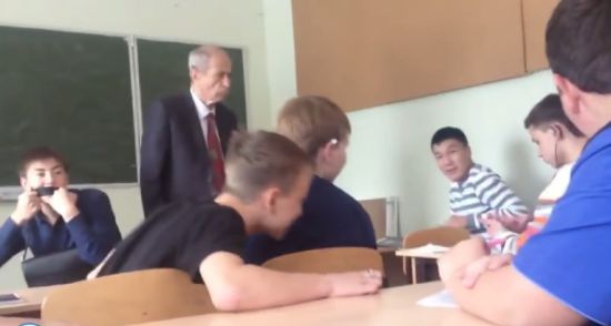 В Якутии студент ударил пожилого преподавателя на замечание снять наушники