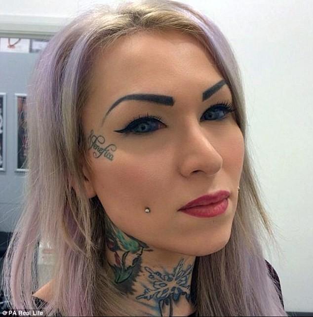 Рискуя ослепнуть, девушка сделала татуировку на глазных яблоках