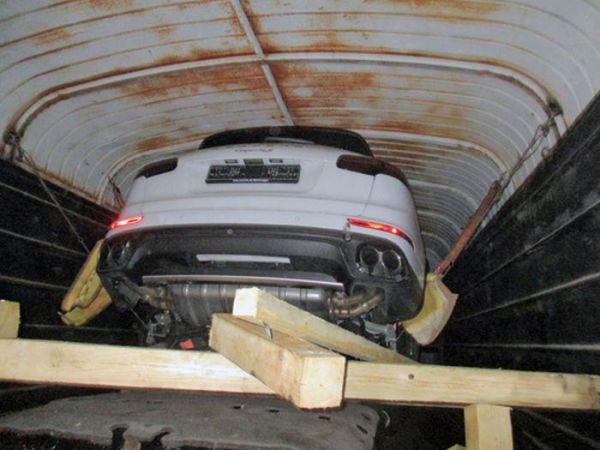 Таможенники задержали внедорожники Porsche Cayenne, которые везли поездом под видом бытовой химии